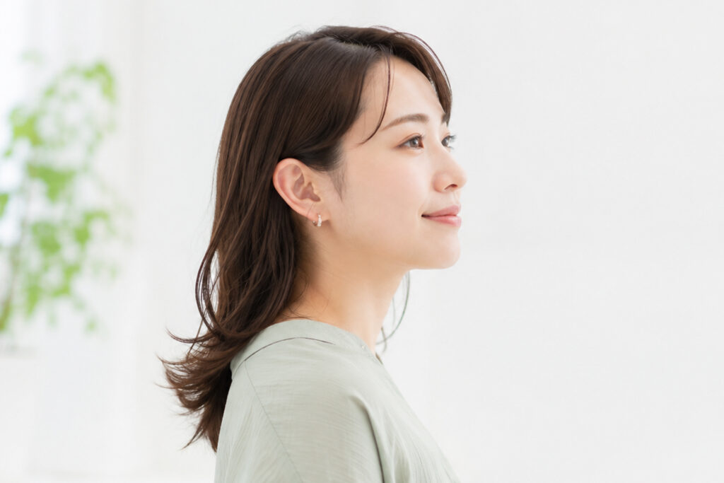 顎が出てるのはなぜ？原因の見極め方と矯正で叶える横顔の整え方